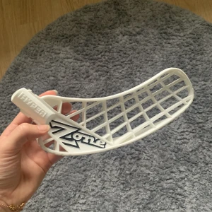 Innebandy blad  - Säljer detta Hyper air soft feel innebandyblad, endast använt 2 gånger!  Vid intresse tveka inte att kontakta!🤩