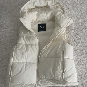 Väst Zara - En nästan helt ny väst från Zara. Storlek s Använd endast en gång Frakt 66kr spårbar 🚚