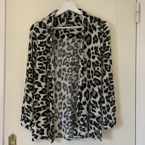 Fin leopardmönstrad skjorta från Soyaconcept i storlek xs. Jag köpte den second hand men har bara använt den en gång. Mycket bra skick. 