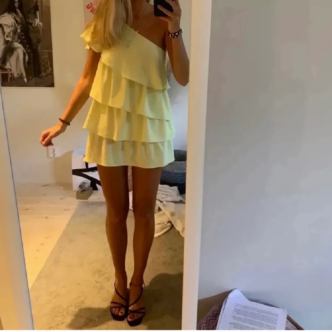 Gul volangklänning - 90