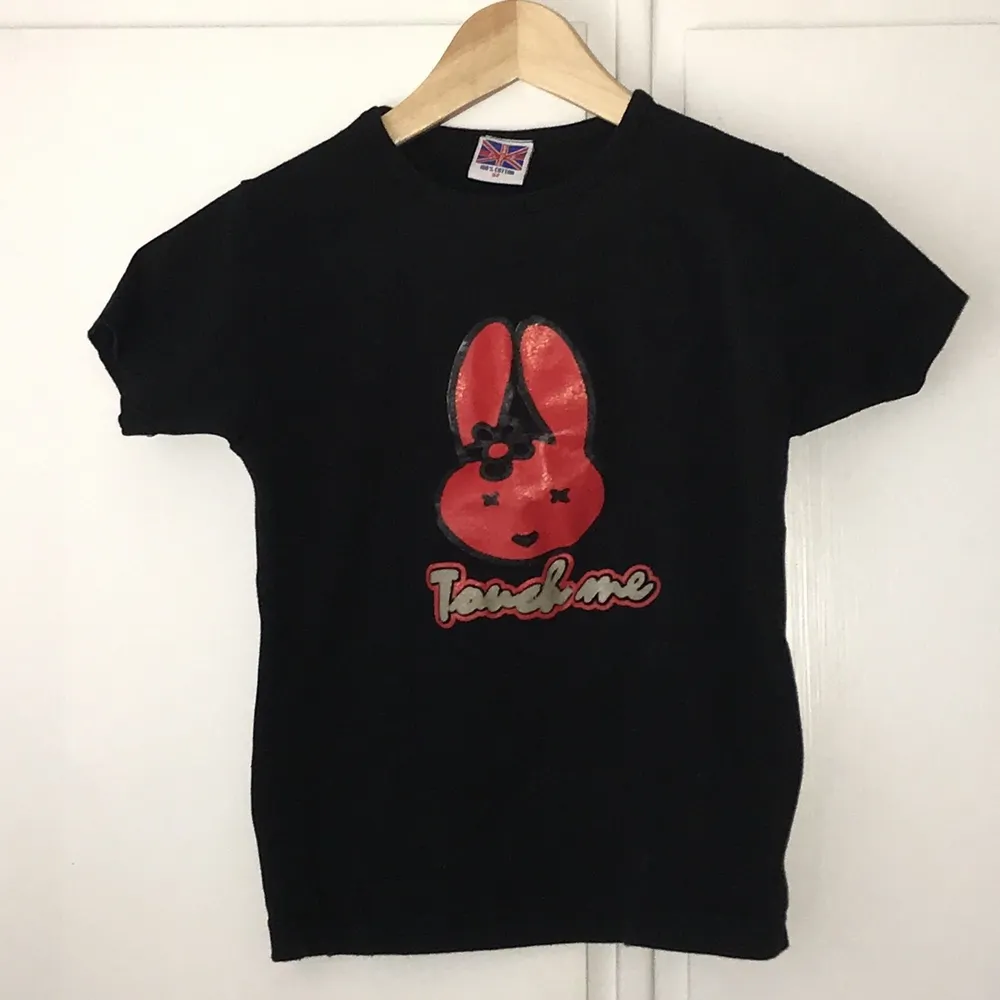 Tightfit crewneck, kort t-shirt med motiv av en kanin och texten ”touch me” undertill. Stretchig bomull. Skitsnygg men kom inte till användning längre för min del. . T-shirts.