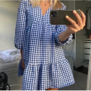 Zara klänning - Säljer denhär superfina rutiga zara klänningen som är i superbra skick! Köpt i slutet av förra sommaren så väldigt sparsamt använd💖 Vid frågor eller bilder på klänningen kontakta mig 💕💕 Frakt ingår inte! 