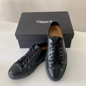 Svarta sneakers i läder från Filippa K. Storlek 36 (jag brukar annars ha 37). Sparsamt använda. Nypris 1700kr. Finns i Eriksberg, Göteborg. 