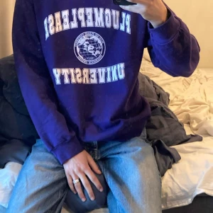 Plug me please tröja - Plugmeplease crewneck i storlek M, pris 566kr ink frakt.