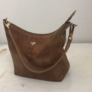 Axelremsväska - Axelremsväska i brunt lite glittrigt material med guld detaljer 