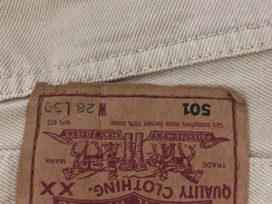Levis 501  - Beige 501 28/30. Använda ett fåtal gånger. Säljes pga korta i benen. Är 170. Toppskick