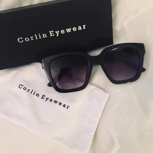 svarta corlineyewear  - säljer mina svarta corlineyewear då de tyvärr inte kommer till användning längre. Älskar dessa glasögon, de är i nyskick och inga skador!!!! Köpta för 1000kr. Pris kan diskuteras❤️