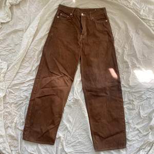 Jeans från weekday i modellen Rail, w25. Jag har färgat byxorna flammigt bruna, färgen är kallare än vad de ser ut på bilden:) Sitter bra i längd på mig som är 161 cm lång.  Möts helst i Stockholm🌻🌻