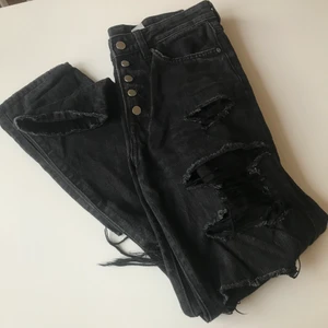 Slitna mom jeans 27 - Högmidjade slitna jeans med knappar. Storlek 27