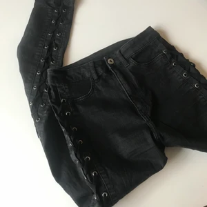 Högmidjade jeans med snörning - Flätning/snörning längs båda sidorna. Inte mycket använda Storlek 36