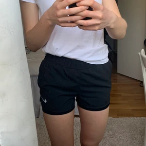 Träningsshorts Nike - Ett par tennisshorts från Nike men som även går att använda som vanliga träningsshorts. De har fickor på sidorna och är ”dubbelshorts”, ett tight lager under och ett pösigt över. 