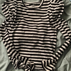 Randig tröja med puffärmar - Randig tröja från Gina med puffärmar 🧡