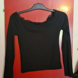 Off shoulders topp med spets  - Fin svart topp med spets runt halsen och axlarna långa armar stl S