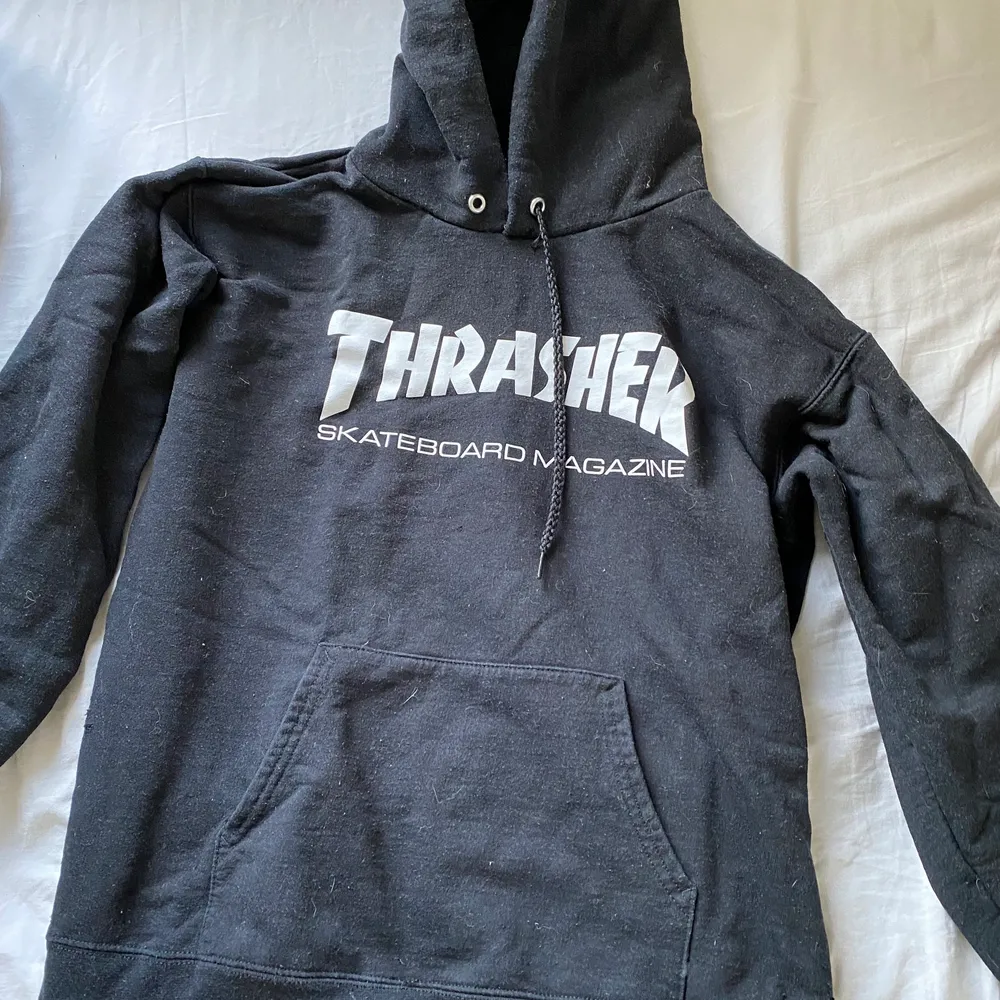 Svart äkta Thrasher hoodie i storlek 34-36. Hoodien är lite oversized så funkar även om man har större storlek. Hoodien har jätte små hål på baksidan som knappt syns. (Se 3:de bild). Annars i bra skick och säljer eftersom ej använder hoodien längre. . Hoodies.