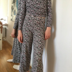 Byxor + topp - Ett par byxor med en långärmad topp. Ribbat material och väldigt bekvämt. Har ALDRIG använt och säljer pågrund av att det inte är min stil och den har aldrig kommit till användning. 