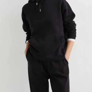 Huvtröja från H&M, storlek S - Svart basic huvtröja från H&M Storlek S Använd men i gott skick