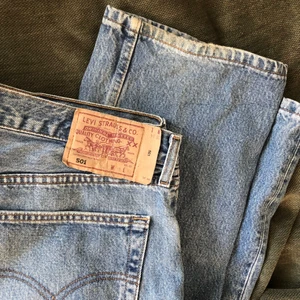 Levis 501 - Levis 501 jeans! Lite slitna i byxkanten. Ljusblå färg. 