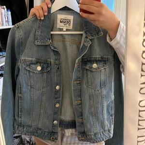 Jeans jacka från Zara - Säljer trendig jeans jacka från zara strl M ❤️