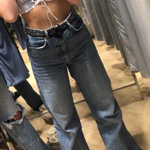 Ett par mörkblå jeans från gina tricot i storlek 34. Säljer pågrund av att dem är för långa, är 1,65cm. 