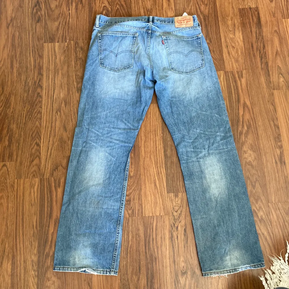 Snygga levi’s jeans till salu, står ingen modell men tror att det är 502:or, fråga o buda🌟. Jeans & Byxor.
