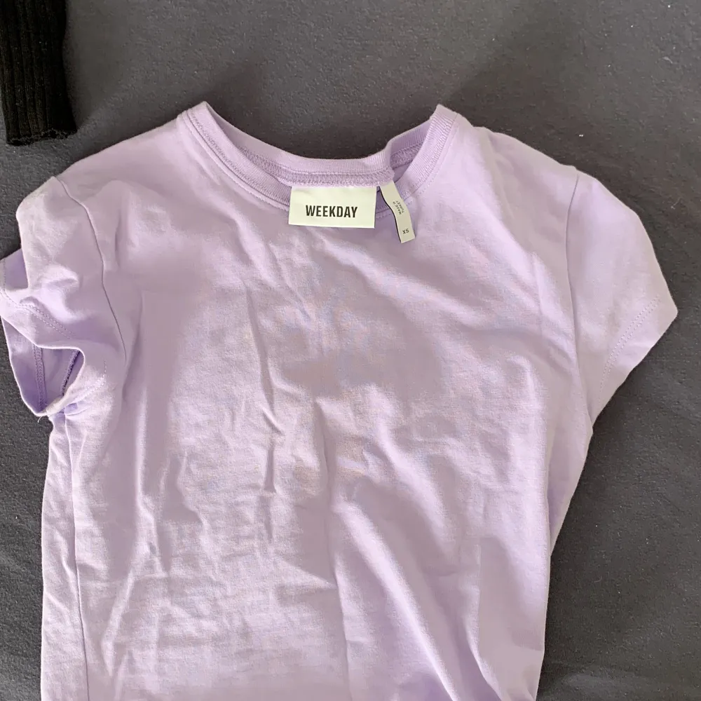 en tight lila t-shirt från Weekday. T-shirts.