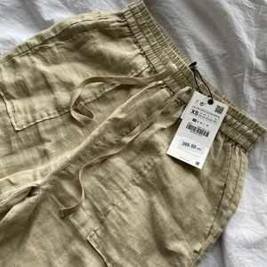Beige linnebyxor - Super fina linnebyxor från zara som är helt slutsålda på hemsidan!    Frakt tillkommer🌸🌸🌸🌸