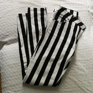 Monki byxor strl 36 - Så coola randiga jeans från Monki. Har 5 fickor. Normal midja tror jag de räknas som, är ca 72cm runt om. Inte stretchiga. 