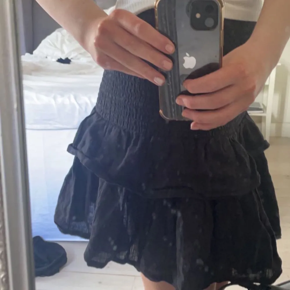 En jätte fin svart volang kjol som jag inte får till någon användning!!❤️ köpte kjolen för 900kr . Kjolar.