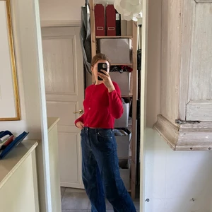 Röd kofta🍓 - Denna supergulliga kofta som är PERFEKT till svala sommarkvällar söker nytt hem!🍓 Den är i storlek 146/152 och den sitter pyttelite tajt på mig som brukar ha M. Endast använd ett fåtal gånger och är i superfint skick! Frakt på 45 kr tillkommer.💕