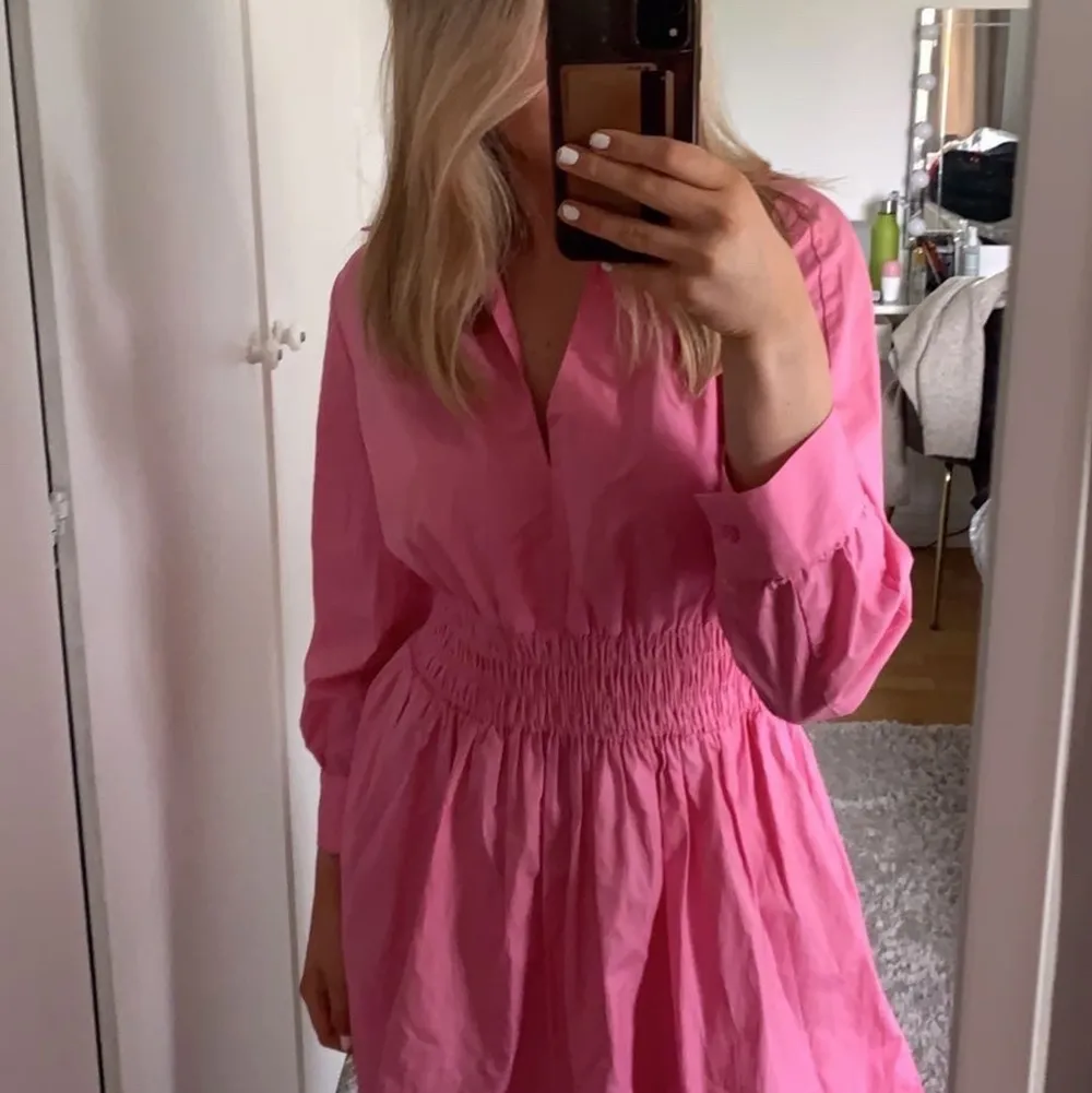 jättefin rosa klänning från Zara! har använt den fåtal gånger så den är nästan i nyskick💕. Klänningar.
