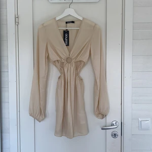 Klänning - Super fin sommar klänning fråm boohoo. Klänningen är super liten i storleken och inte strechig alls. Lite genpmskinlig