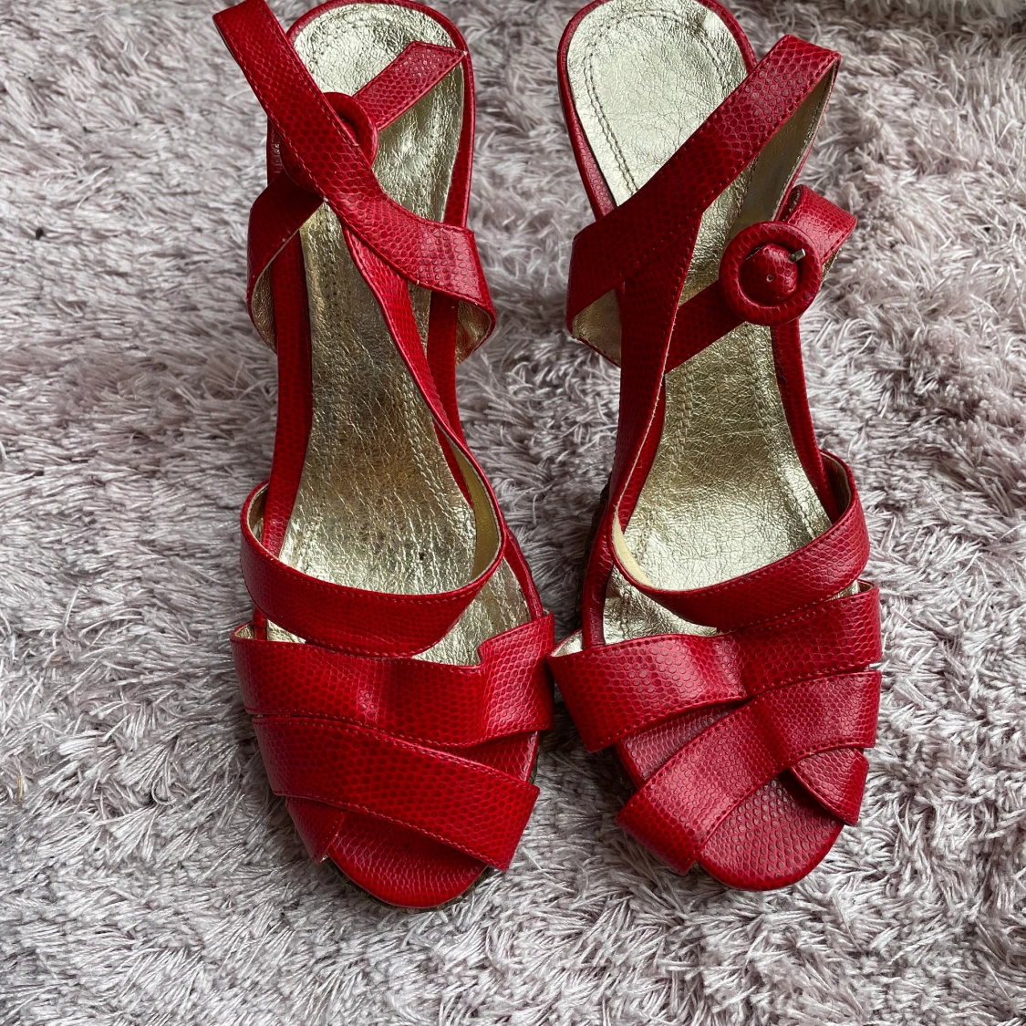 Röda oanvända Klackskor storlek 39 - 91