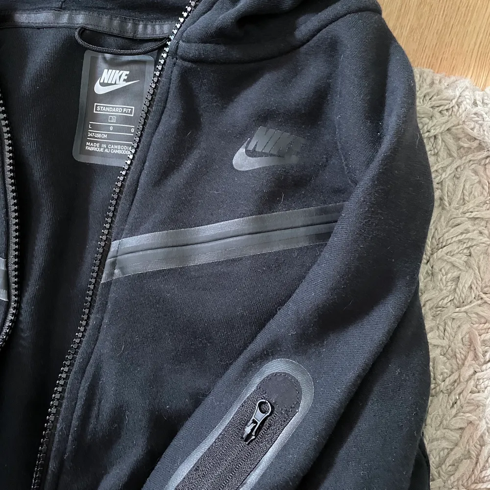 Svart Nike Tech Fleece i utmärkt skick. Köpt för 1100kr men säljer för 600kr. Den passar för folk upp mot 165cm. . Hoodies.