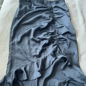 Jätte fin kjol från Vera Moda💓💓❤️KÖP INTE GENOM FUNKTIONEN PÅ PLICK SIDAN , TAR BARA SWISH