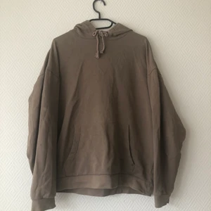 Hoodie - Grön/brun/beige hoodie från Asos  Tunn i materialet, lös passform Något sliten men hel i tyget 