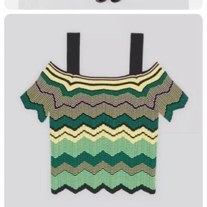 Virkad off-shoulder topp från SANDRO - Jättesnygg virkad flerfärgad off-shoulder topp från Sandro Paris. Toppen finns inte längre och är i väldigt bra skick, endast använd 2 gånger. Den är ganska stretchig så passar både S och M. 🥰 Köparen står för frakt! (första bilden är lånad) 