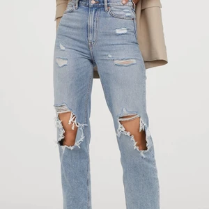 Loose Straight High Jeans  - Slutsålda hm jeans med hål i strl S/M. De är i använt men väldigt fint skick, inga fläckar eller andra fel. För långa för mig som är 160 cm, har fått vika upp två breda vik när jag använt dem<3 sista bilden är min, de andra är lånade🌸🤍nypris 299 kr