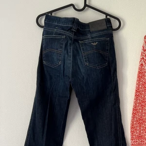 Armani Jeans strl 27 - Knappt använda jeans från Armani. Sitter så snyggg på! Men är tyvärr för små för mig. Raka ben.