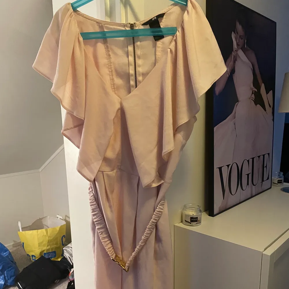 Säljer denna superfina puder/babyrosa klänningen från H&M! Har endast använt den en gång och den är i superfint skick💗 Budgivning om flera är intresserade! Möts upp i Stockholm eller fraktar (köparen står för frakten). Klänningar.