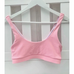 Bikini  - Ljusrosa bikini i storlek M Säljer då den är för liten på mig. 