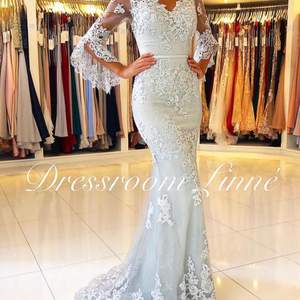 Säljer denna otroliga fina klänningen  ifrån Dressroom i storlek 38/40  Nypris 6.000 kr 