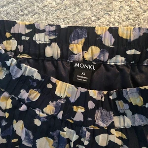 Monki kjol - Läs bio💙Fin kjol men snäppet för liten för mig i midjan som vill bära kjolen lågmidjat. Kommer tyvärr inte till användning längre! 