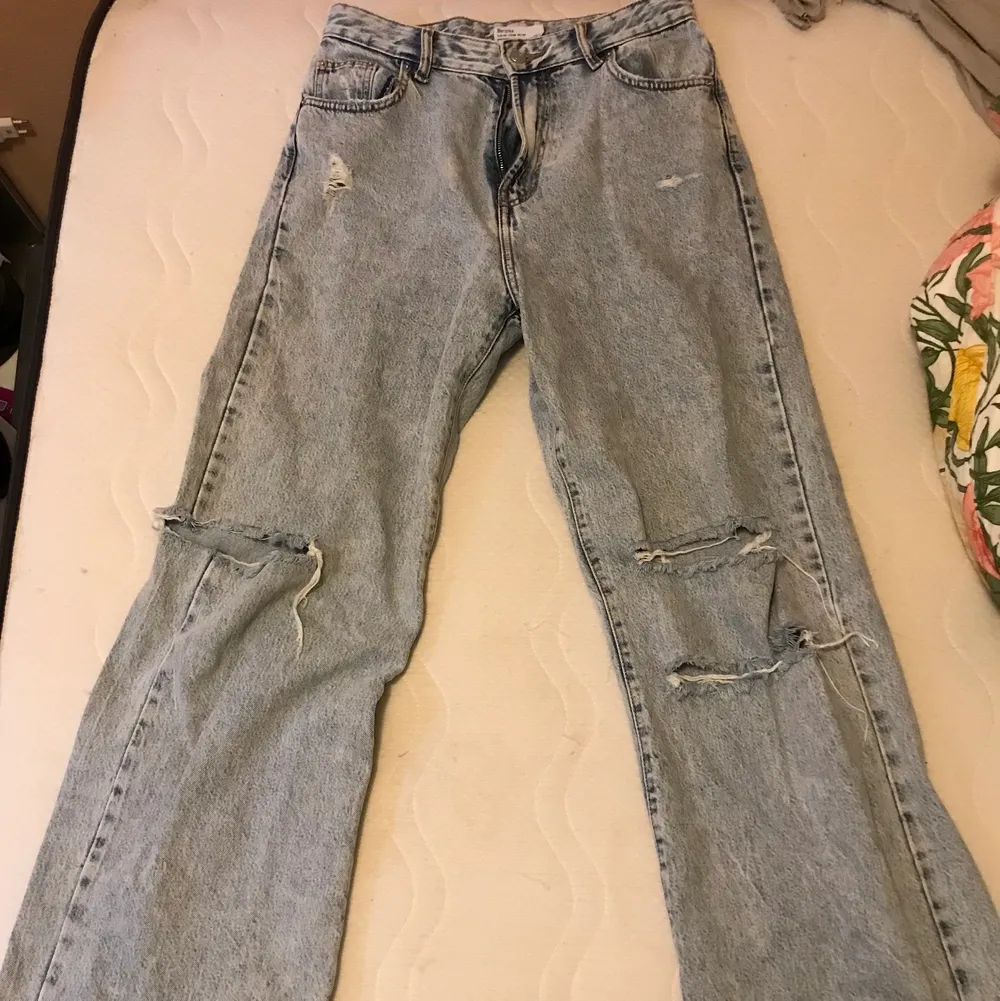 Hej! Säljer dessa jätte sköna jeans! Säljer pga av dom är lite för små för mig i midjan men jätte bra i längden.. inte använda så mycket!  Pris är diskuterbart 😀. Jeans & Byxor.