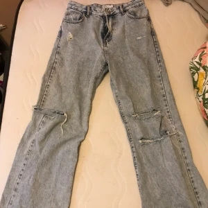 Jeans  - Hej! Säljer dessa jätte sköna jeans! Säljer pga av dom är lite för små för mig i midjan men jätte bra i längden.. inte använda så mycket!  Pris är diskuterbart 😀