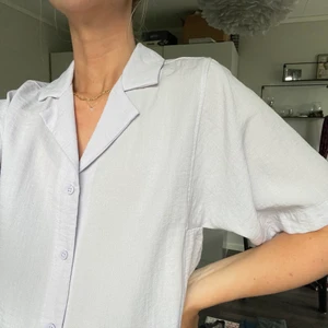 Weekday lavendelskjorta - En skjorta i färgen lavendel som är köpt på Weekday, helt oanvänd. 75% Viskos och 25% Polyamid. Det står storlek XS men är oversized så passar definitivt S och M. Bara att skriva om ni har några frågor!