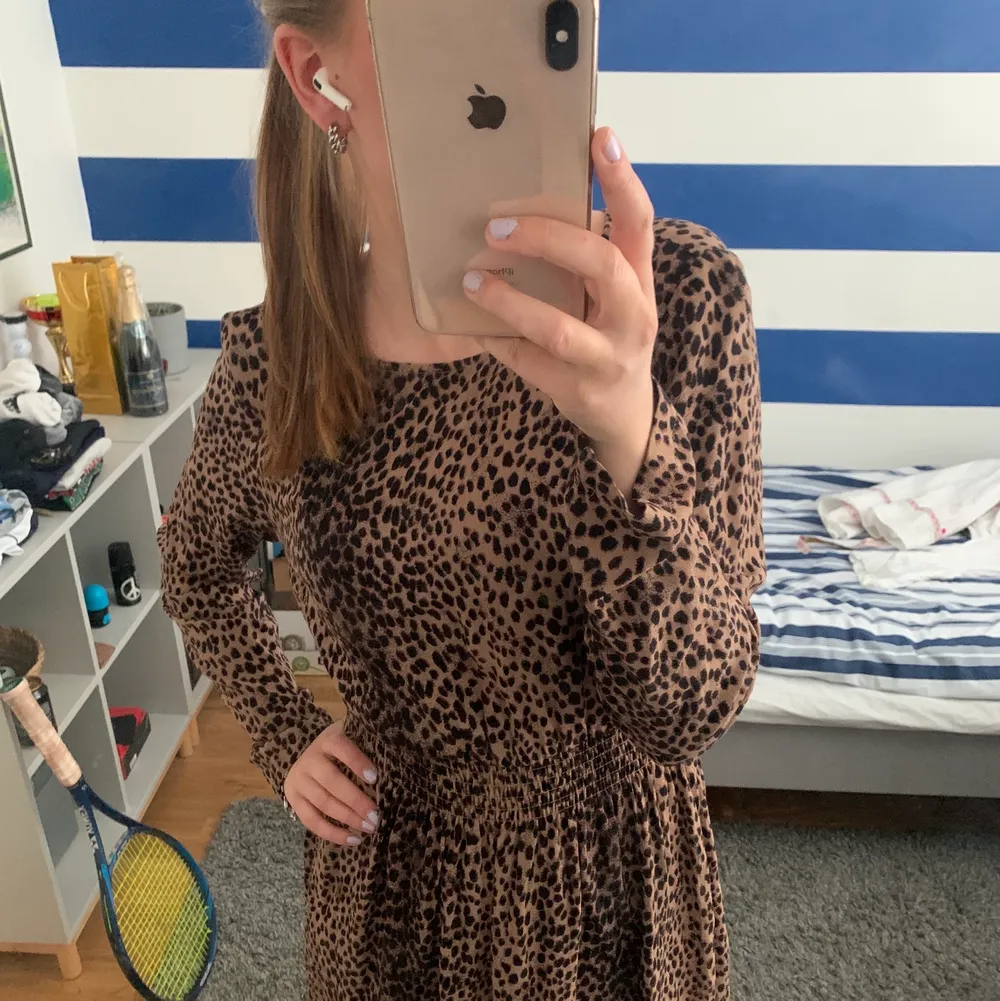 Säljer denna klänning med leopardmönster!. Klänningar.