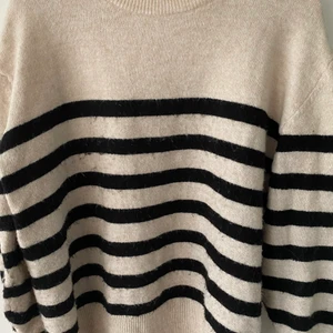 Randig stickad tröja från hm  - Randig stickad tröja från hm, andvänd skick då den är lite luddig. ( fixas enkelt med en rakhyvel) 