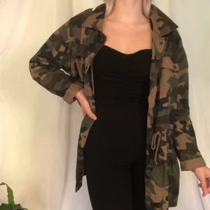 Army-jacka  - Längre army-jacka i snygg oversized modell. 