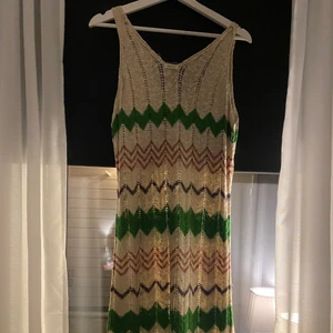 Stickad klänning  - Jättefin stickad klänning, lite Missoni inspirerad. Köpt på Sellpy 