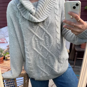 Superdry stickad tröja  - Fint skick förutom ett litet hål på axeln, se bild 